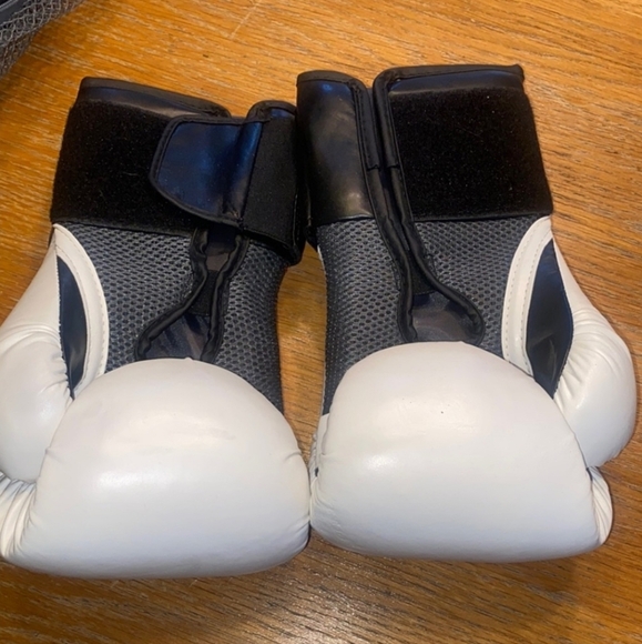 Everlast 12 Oz Pro Style Elite Gloves White Boxing Gloves - Picture 5 of 8